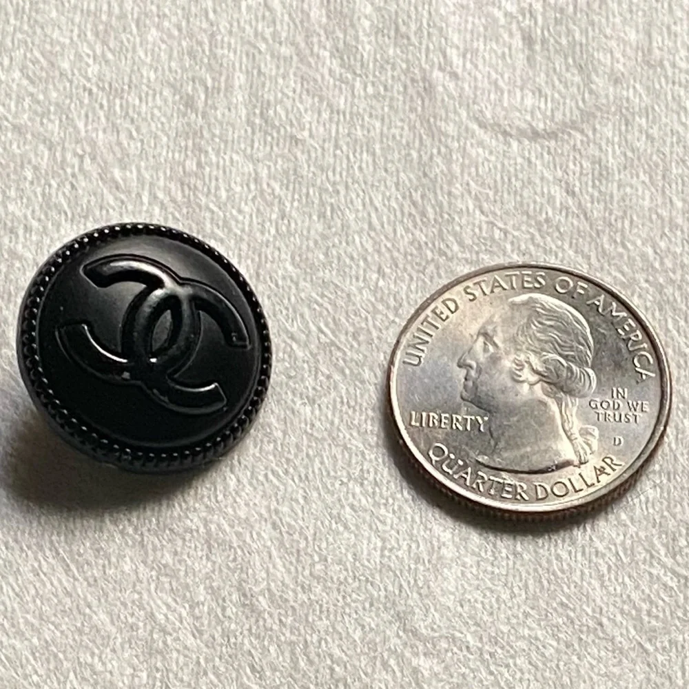 3 Chanel button - Picture 5 of 10